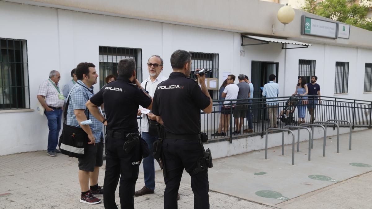 Agentes de Policía Nacional en Córdoba, en un colegio electoral durante unas elecciones .