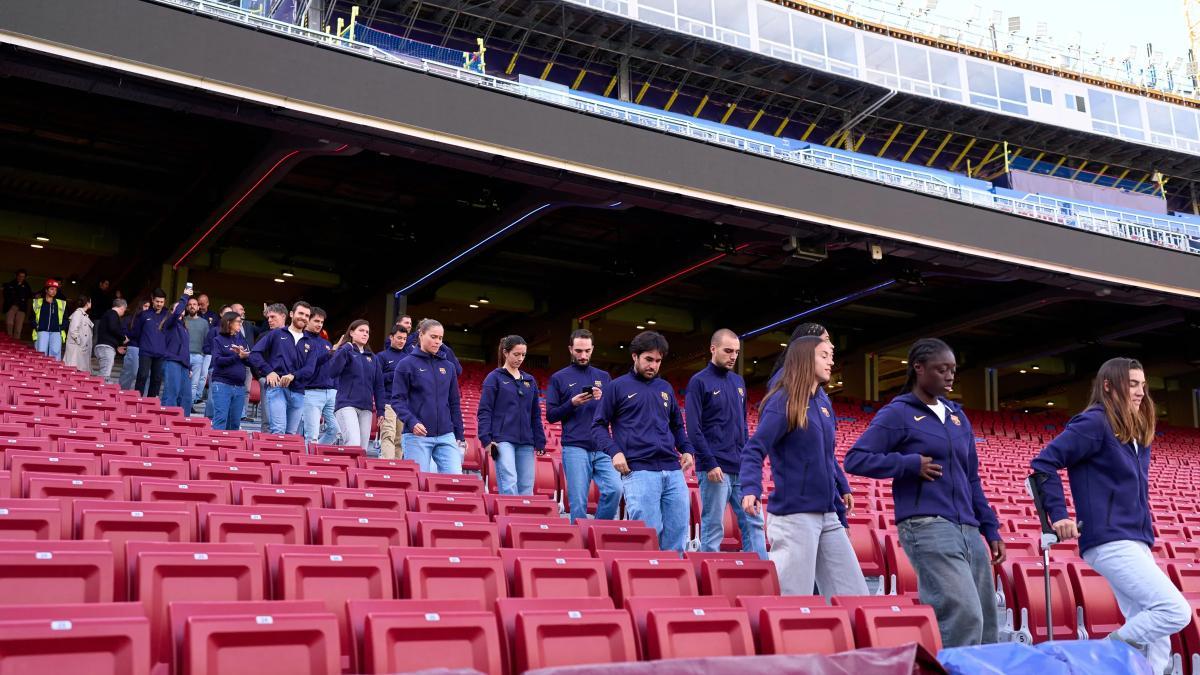Pere Romeu y sus jugadoras durante la visita al Spotify Camp Nou