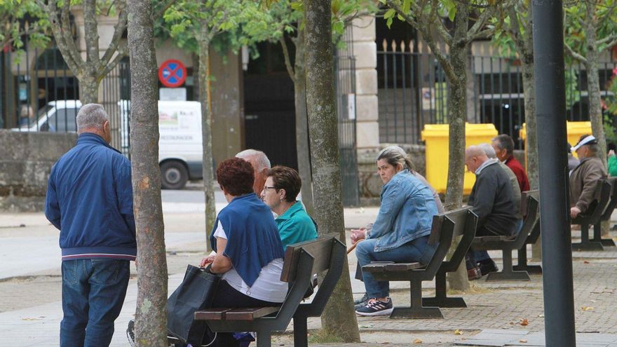 Un grupo de personas, entre ellos pensionistas, en un parque de la ciudad.
