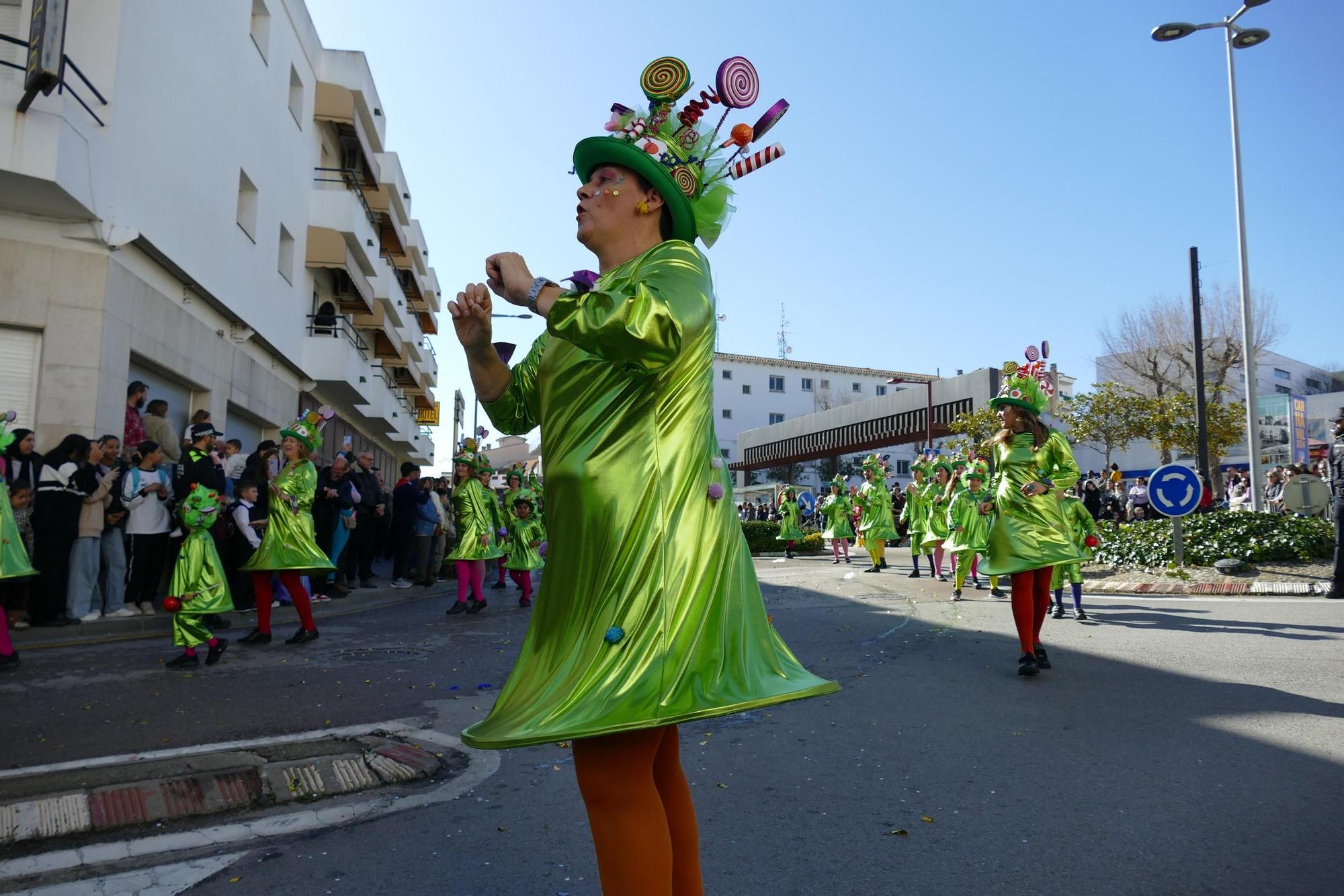 L'Escala s'acoloreix amb la rua de carnaval