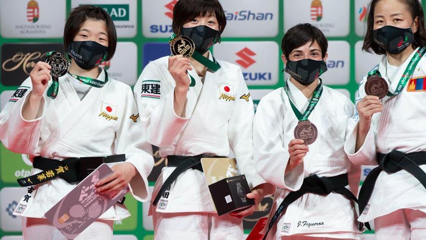 Figueroa, la segunda por la derecha, con la medalla de bronce en el Mundial de Hungría.