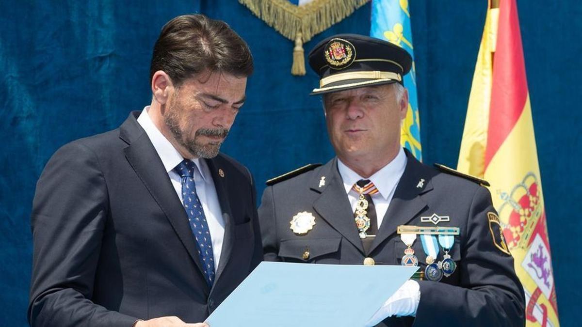 El alcalde de Alicante, Luis Barcala, junto al Comisario de la Policía Local, en la celebración del Día de la Policía Local.