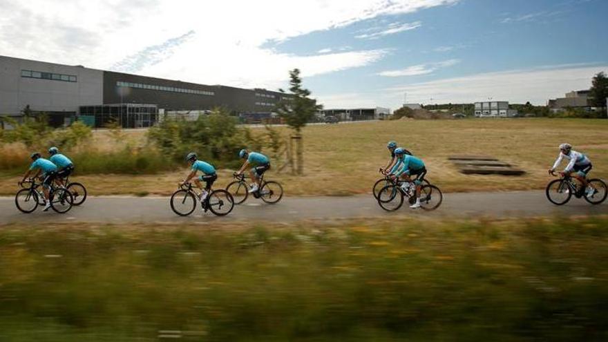 El equipo Astana, durante un entrenamiento para el Tour.