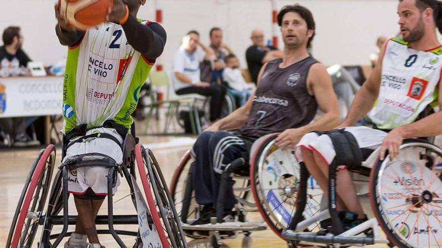 Envó se dispone a lanzar a canasta, en el partido de ayer en A Marisma. // FdV