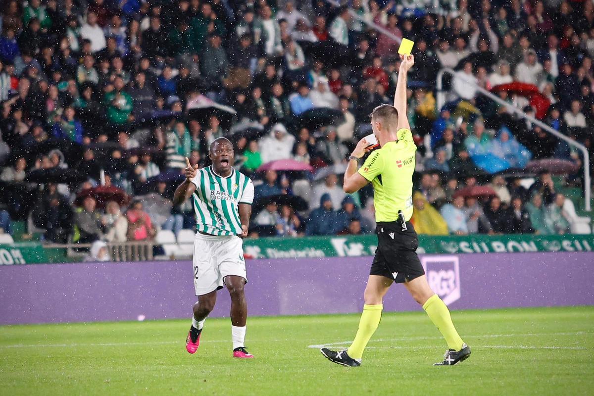 Fomeyem vio la tarjeta amarilla ante el Dépor antes de caer lesionado.