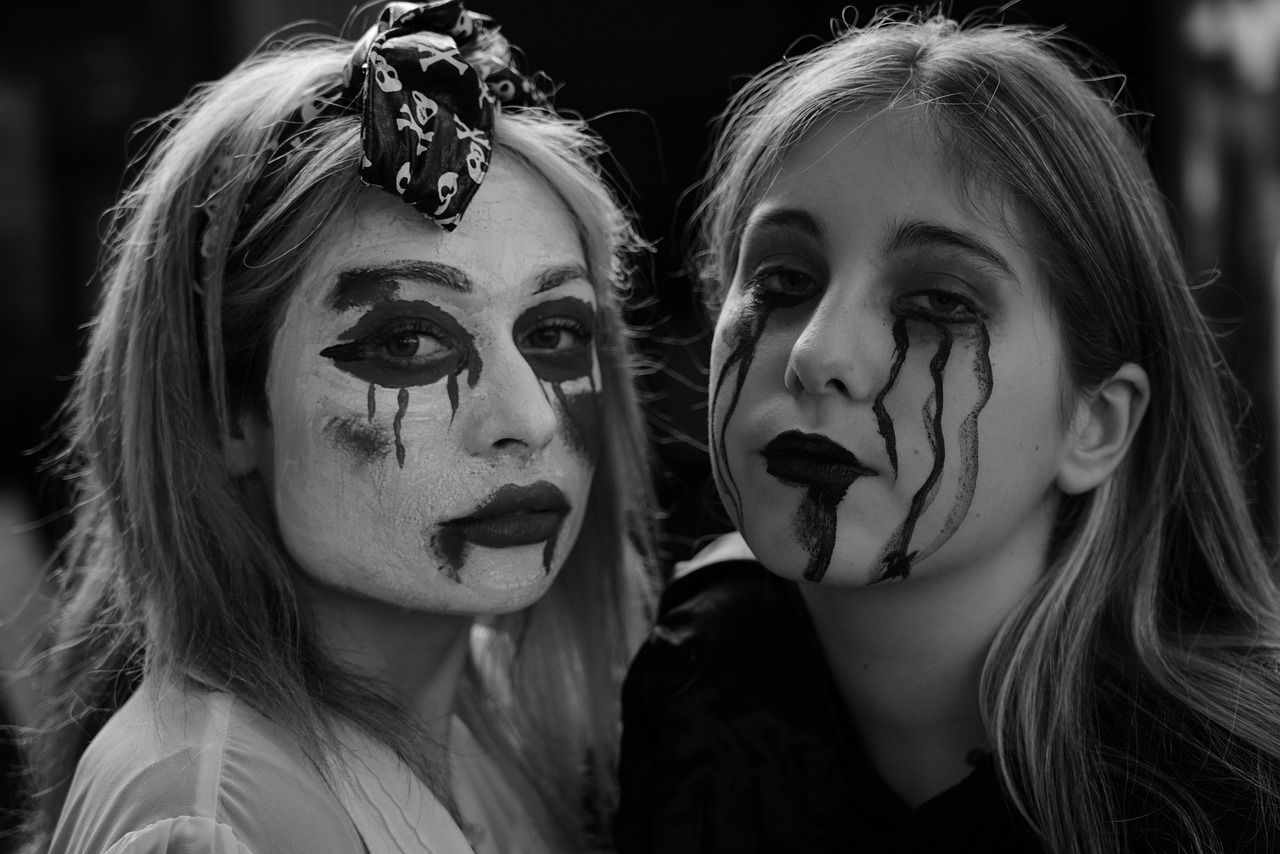 Dos jóvenes maquilladas para la noche de Halloween