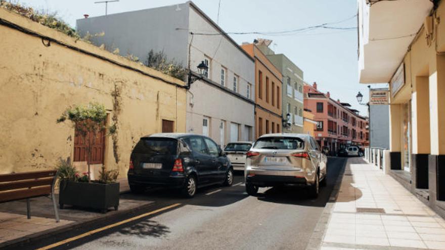 Vehículos en la calle Pérez Díaz en La Victoria.