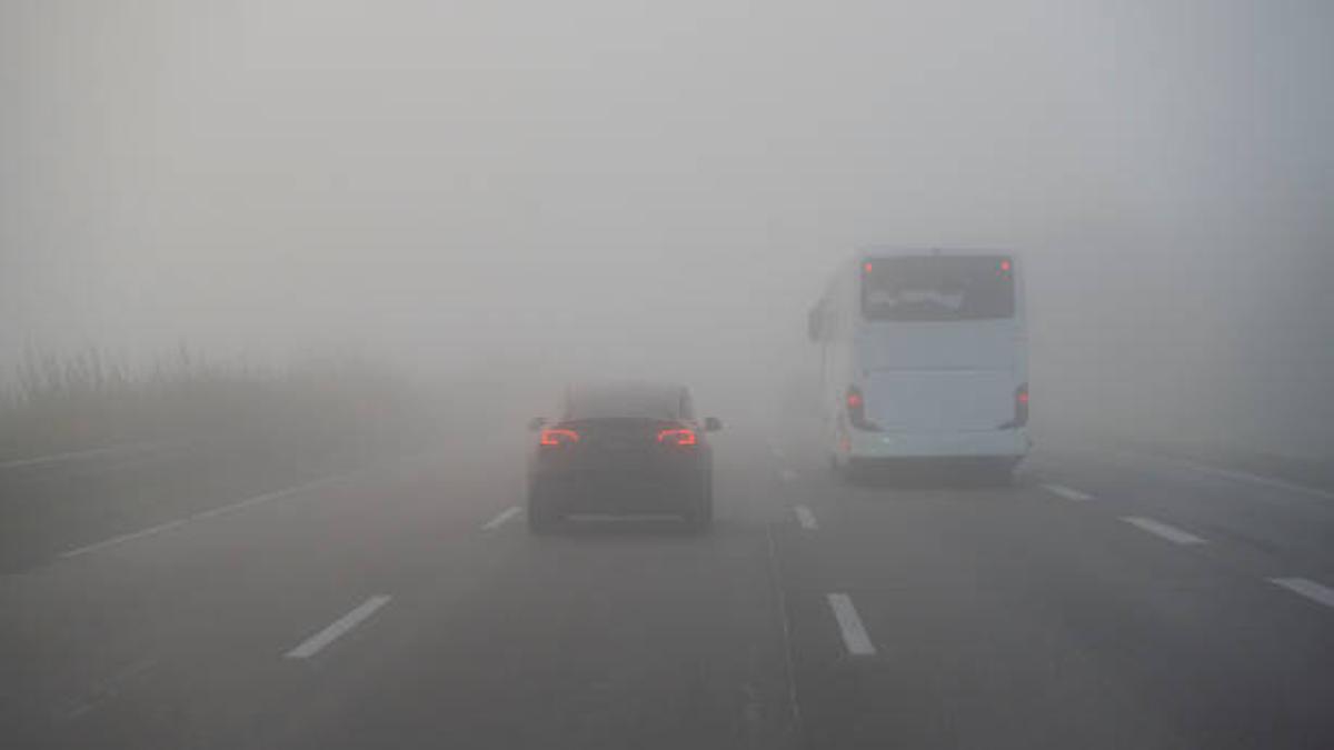 ¿Sabes conducir con niebla? La DGT te lo explica