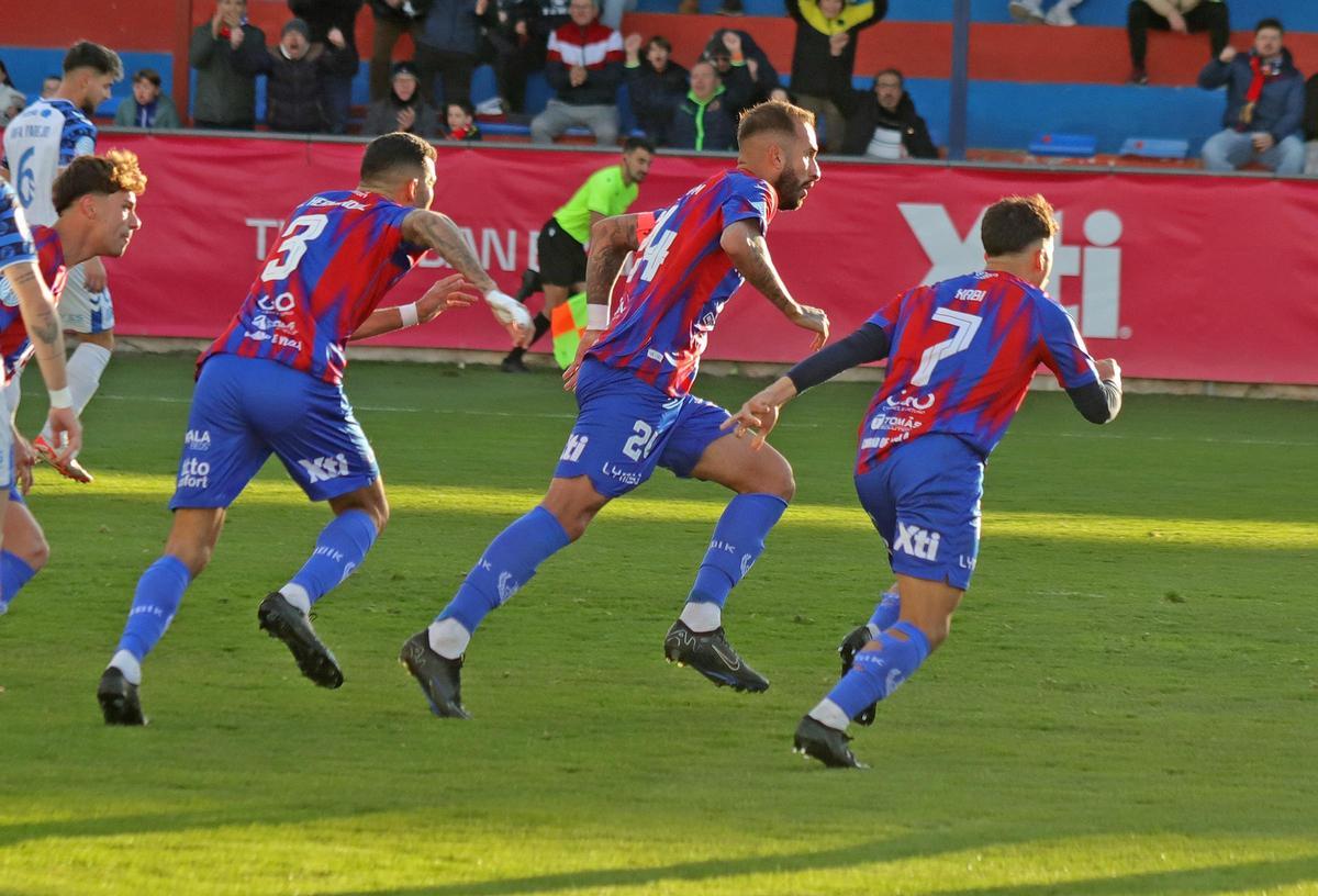 Jordan, Josema y Xabi Domínguez tras la consecución del 1-0