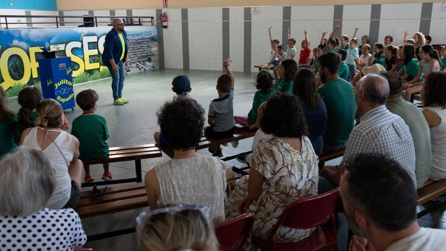 Actuación de un mago durante la gala del Festival Solidario ELA en Coreses. | Jose Luis Fernández