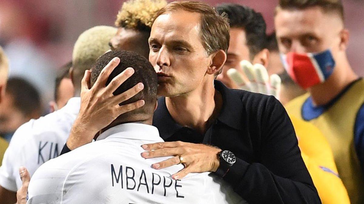 Tuchel se abraza a Mbappé tras el partido ante la Atalanta