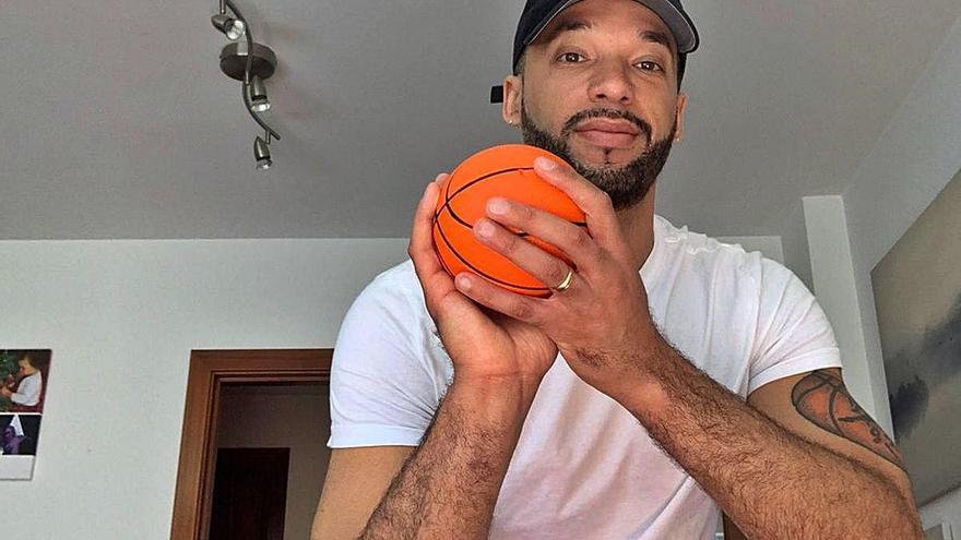 Jeff Xavier, ayer en su piso de Los Rosales, con el balón de baloncesto con el que habitualmente juega su hija Alice.