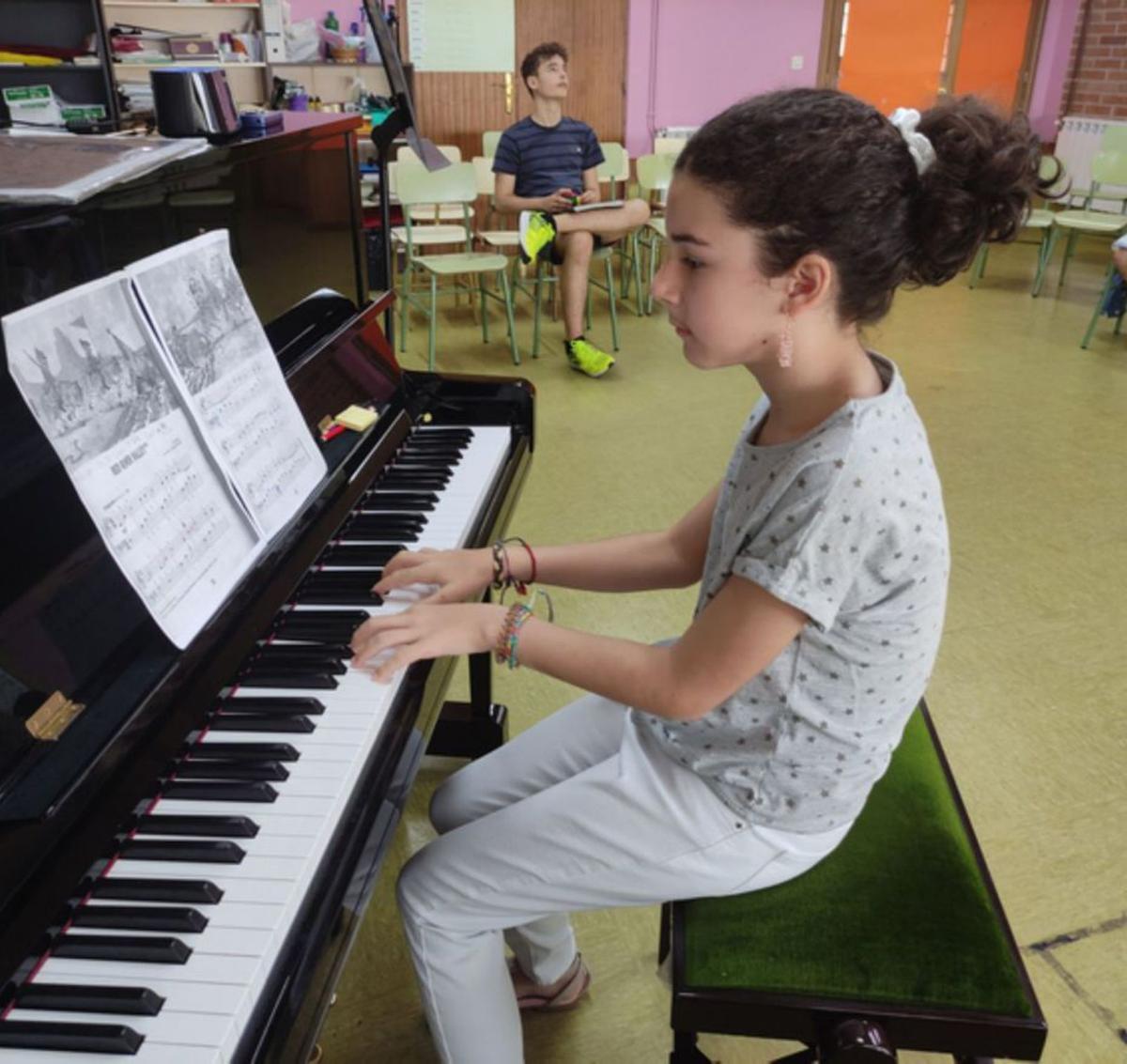 Una alumna de piano durante la audición de ayer. | E. P.