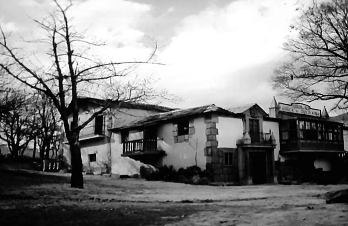 Fotograma de la película "Maribel y la extraña familia" en la hospedería de Bouzas.