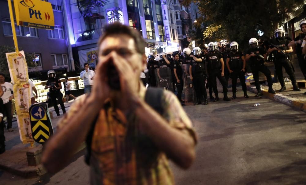 La policía dispersó con cargas de gas lacrimógeno una manifestación en Estambul que protestaba por la agresión, el jueves, a los asistentes a una fiesta de seguidores del grupo de música Radiohead.