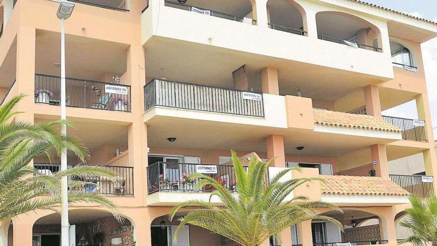 Los balcones de pisos y apartamentos ya lucen con la pancarta exigiendo los espigones para salvar sus playas.