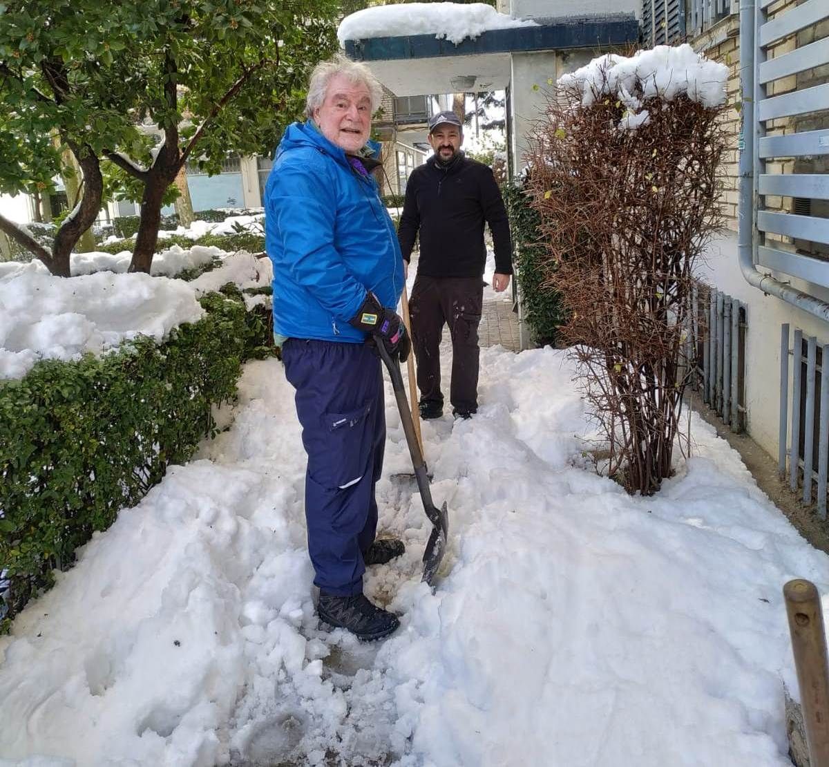 Antonio Arribas en uno de los turnos para retirar nieve del acceso a las viviendas.