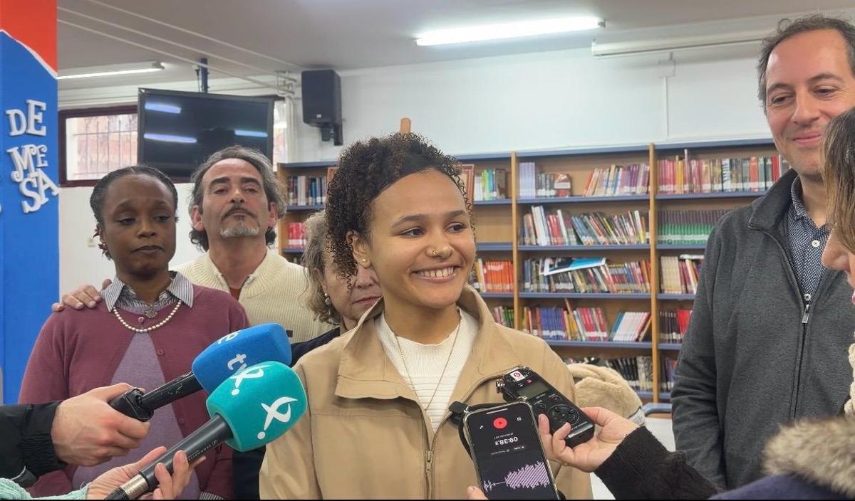 Johari Barrientos-Murray, atendiendo a los medios de comunicación en el instituto cacereño.