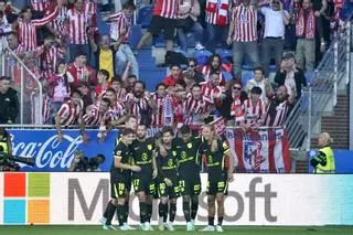 El Atlético salva los tres puntos en Vitoria tras jugar la última media hora con uno más