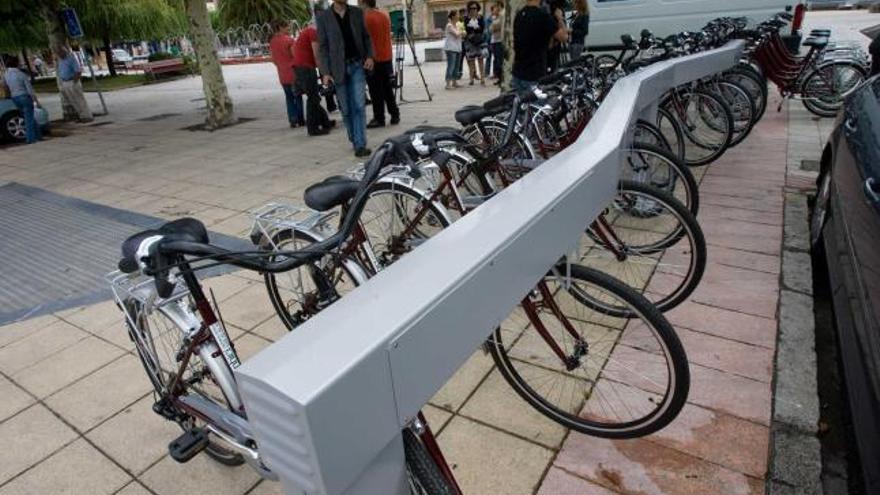 La bancada del préstamo de bicicletas en la plaza de Europa de Piedras Blancas.