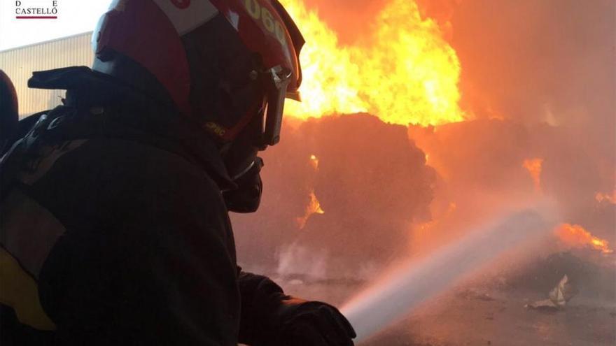 Atendido por inhalación de humo en el incendio de su piso en Vinaròs