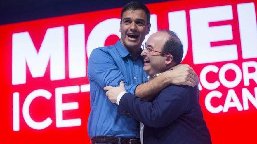 Sánchez se abraza con Iceta tras ser este proclamado candidato. // Efe