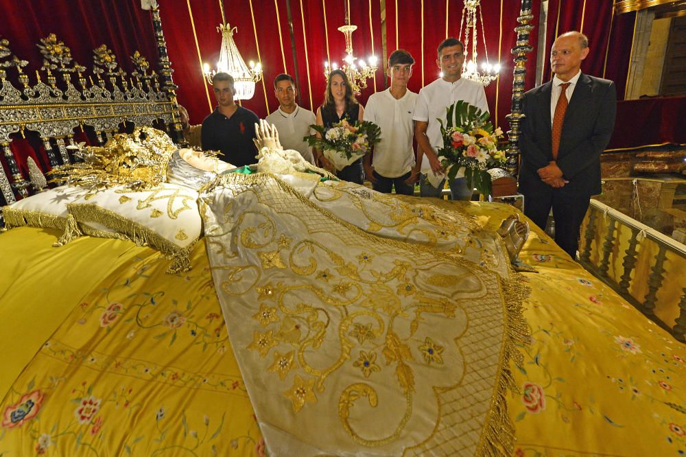 El Elche Club de Fútbol ha realizado este miércoles la tradicional ofrenda de flores a la Virgen de la Asunción.