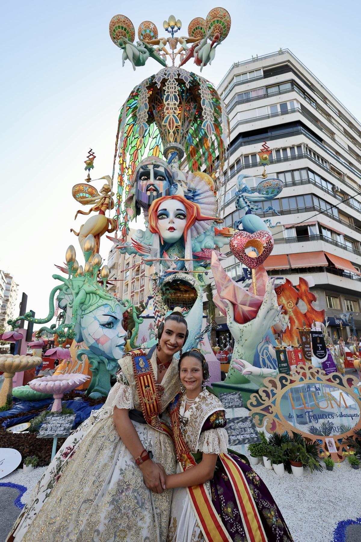 Paseo por las Hogueras de Alicante: visita de la comitiva fallera a Florida Portazgo y Diputación Renfe