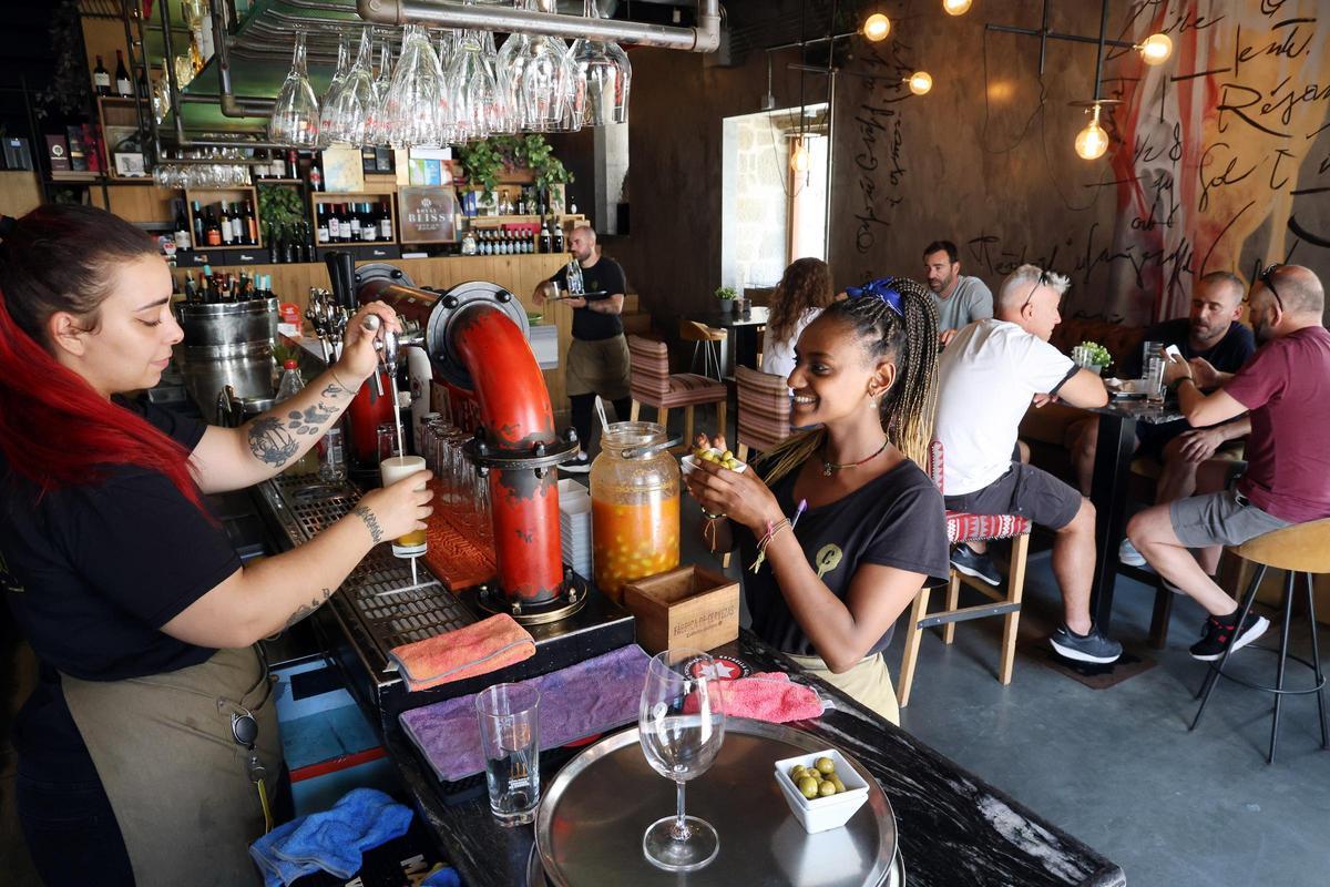 Varios profesionales trabajando en un establecimiento hostelero de Vigo.