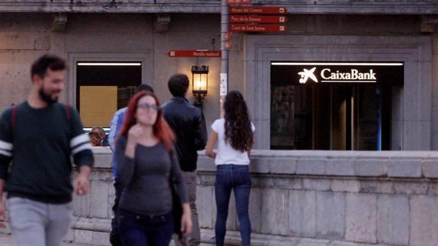 L&#039;edifici de CaixaBank del carrer Santa Clara, al Barri Vell de Girona, l&#039;emplaçament històric de l&#039;entitat a la ciutat.