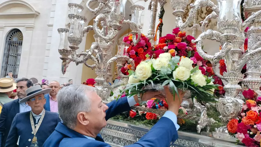 Vídeo | Vivas al Simpecado de la Hermandad del Rocío de Sevilla en el saludo de la Hermandad al Ayuntamiento