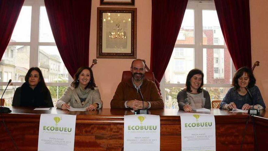 El mercado ecológico de invierno se presentó ayer con representantes del Concello y Horta Agrelo. // GN.