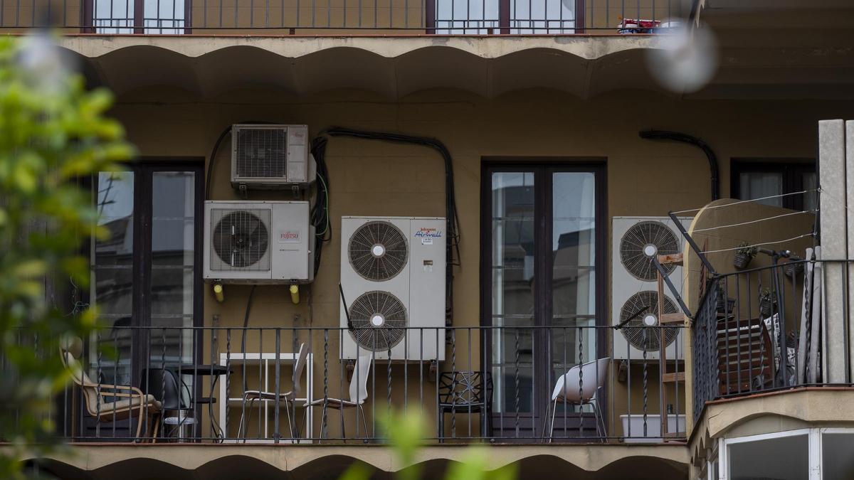 Aparatos de aire acondicionado en el balcón interior de un edificio