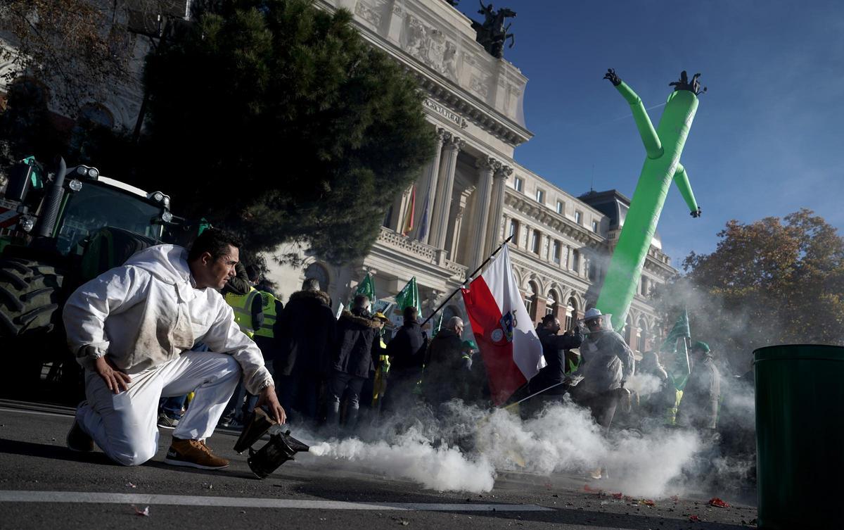 Protesta de agricultores y ganaderos ante el Ministerio de Agricultura, en Atocha, contra el acuerdo de libre comercio de Europa y Mercosur.