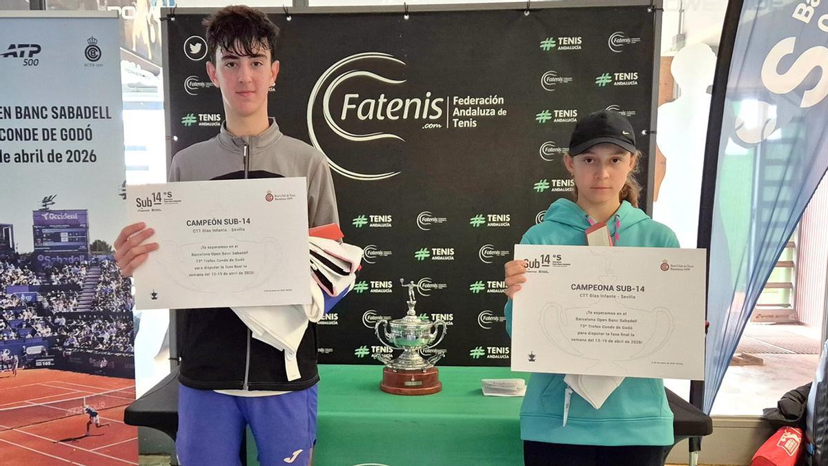 Adrián Ibáñez de María, a la izquierda, con el título de campéon en Sevilla.