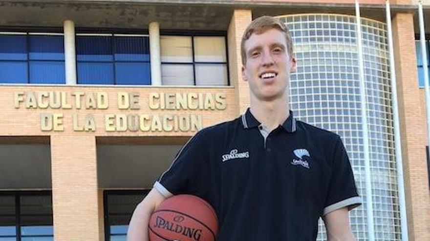 El jugador, en la puerta de entrada de la facultad a la que acude cuando el baloncesto se lo permite.