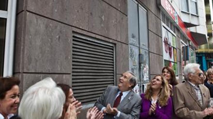 Jerónimo Saavedra inaugura la nueva calle Carmen Llopis cuando era alcalde, en noviembre de 2010. i JOSÉ C. GUERRA