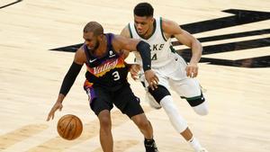 Chris Paul defiende el balón ante la presión de Antetokounmpo. 