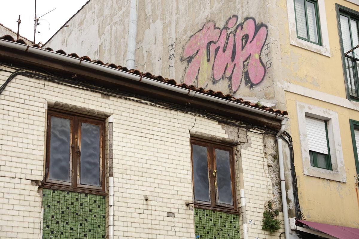 Los vecinos de Gijón piden multas "ejemplares" y concienciación para combatir las pintadas callejeras (en imágenes)