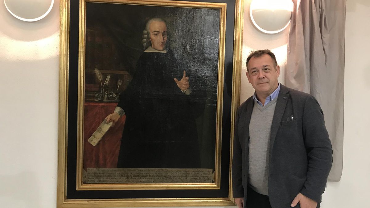 Álvarez Castrillón posa junto al cuadro de Arias Mon que cuelga en el salón de plenos de San Martín.
