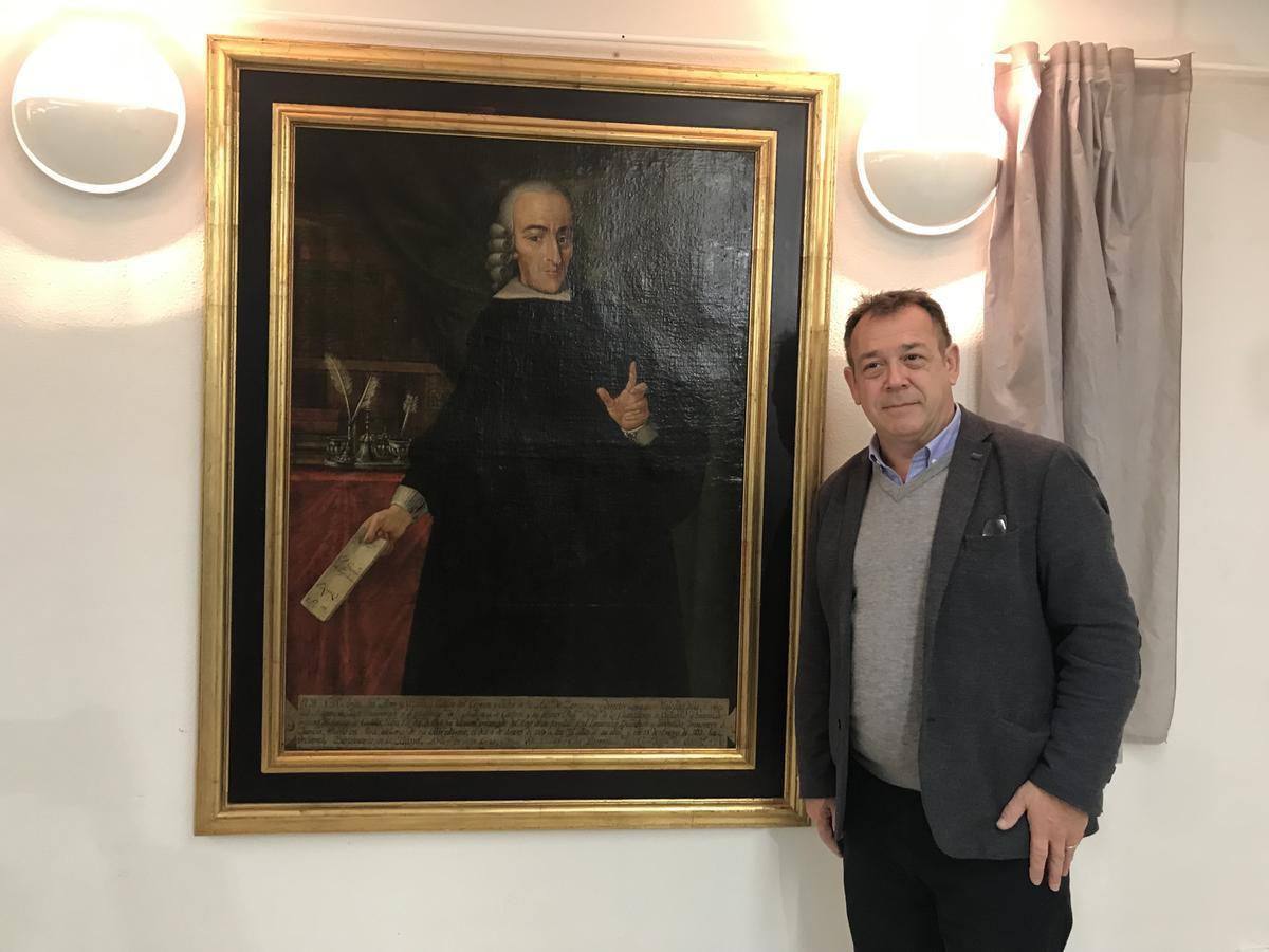 Álvarez Castrillón posa junto al cuadro de Arias Mon que cuelga en el salón de plenos de San Martín.