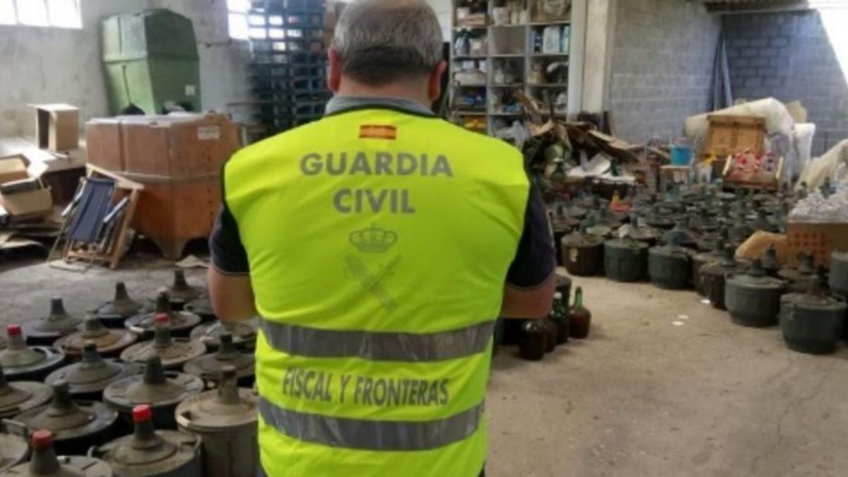 Guardia Civil con licores incautados en distintas operaciones.