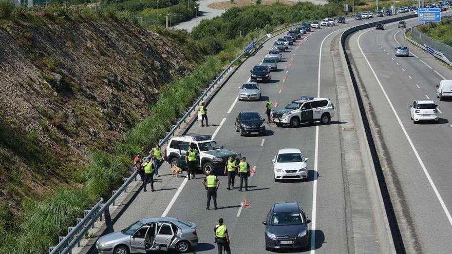 Control de la Guardia Civil en la vía rápida de O Salnés. // Rafa Vázquez