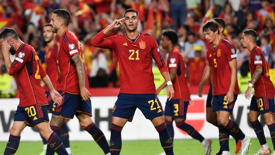 El delantero de la selección española Ferrán Torres celebra tras anotar durante el partido de clasificación para la Eurocopa 2024.