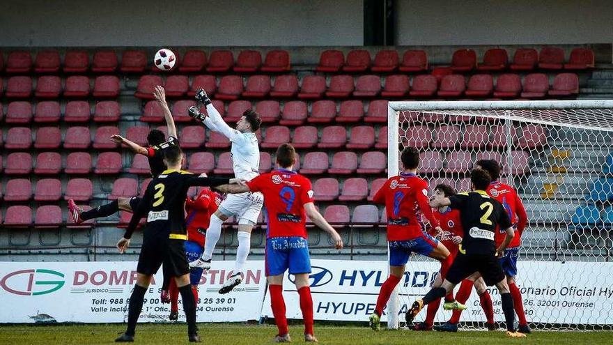 El portero de la UD Ourense, Pato Guillén, despliega los puños para un despeje, ayer en O Couto. // Agostiño Iglesias