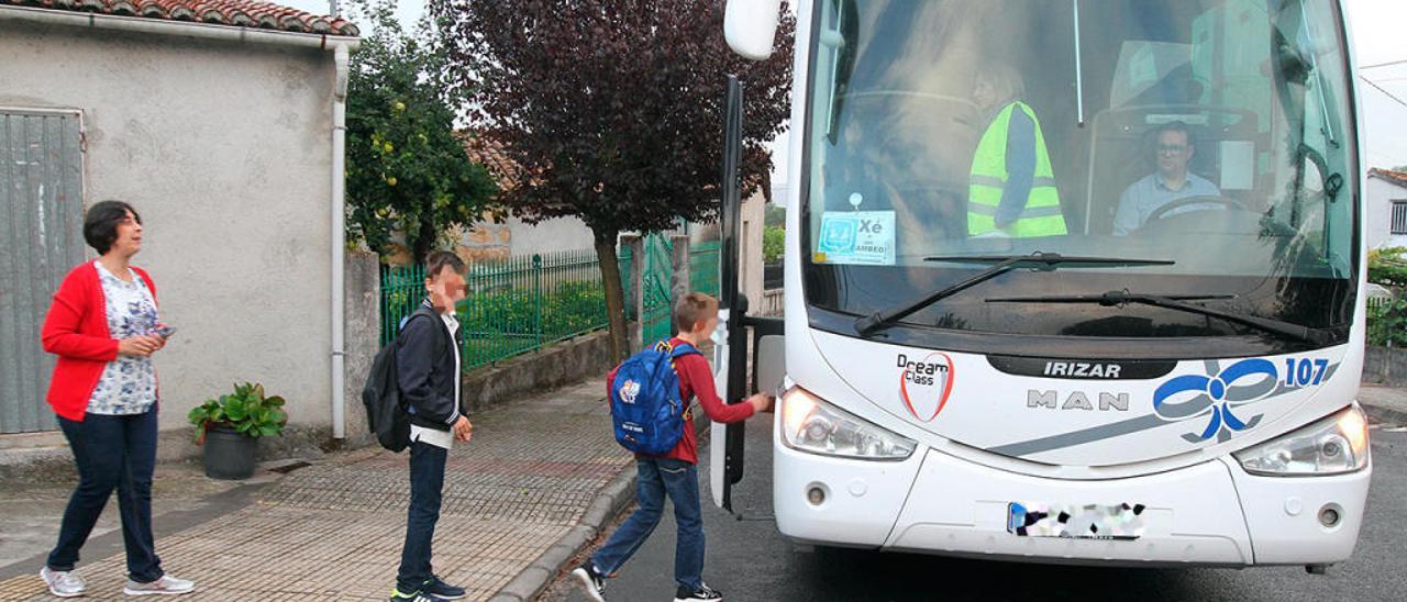 Alumnos suben a su autobús escolar en Ourense. // Iñaki Osorio