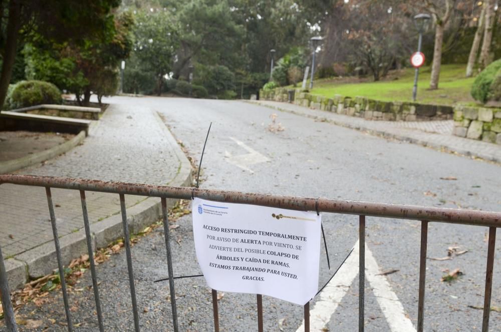 El temporal en A Coruña obliga a cerrar parques y jardines