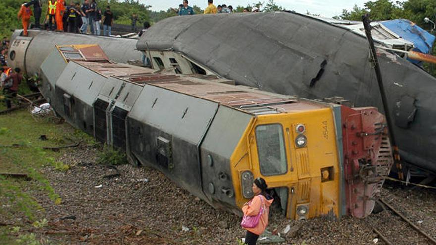 Un tren descarrila en Tailandia por un fallo en el cambio de vías.