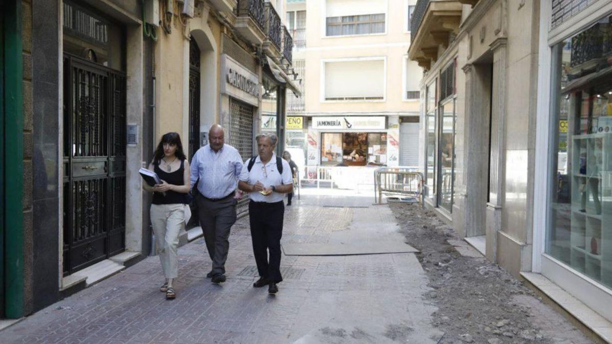 Rosa Lara, Rafael Ruiz y Salvador Fuentes visitan la calle Eduardo Dato.