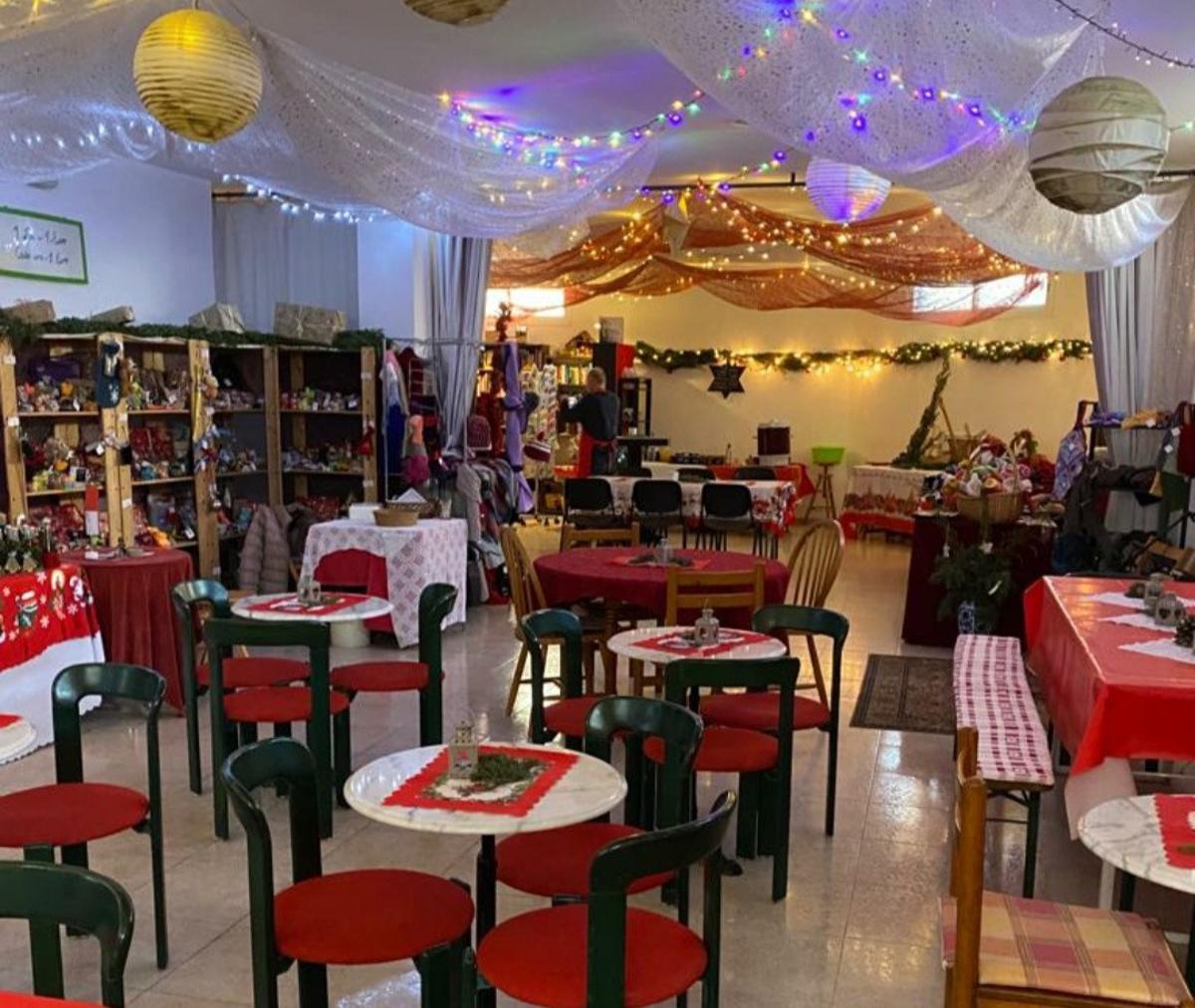 Das Bistro vom Adventsbazar des Kreativkreis Sterntaler wartet schon auf die Gäste.